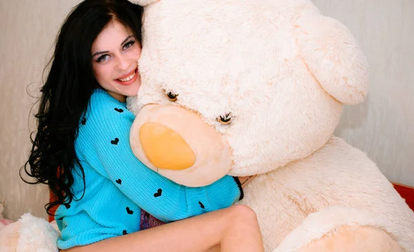 Giovane Bella Donna Abbraccio Grande Orsacchiotto Peluche Felice Sorridente Mattino — Foto Stock