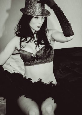 Güzel, modern esmer kadın yatakta iç çamaşırlarıyla poz veriyor, Sevgililer Günü. Rol yapma konusunda mükemmel vücudu olan şehvetli seksi bir kadın. Sevgililer Günü. Güzel, seksi sahne..