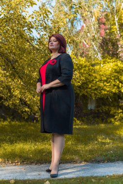 Artı, zarif, olgun, modaya uygun bir kadın, hayatın tadını çıkar, dışarıda dolaş. İnsanların hayatı XI boyutunda, mutlu, güzel, güzel bir kadın. Kilolu kadın kavramı, diğer güzellikler