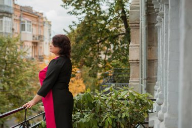 Artı, zarif, olgun, modaya uygun bir kadın, hayatın tadını çıkar, dışarıda dolaş. İnsanların hayatı XI boyutunda, mutlu, güzel, güzel bir kadın. Kilolu kadın kavramı, diğer güzellikler