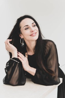 Zarif kadınların romantik bakışları, güzel mücevherler. Güzel bir bayanın atmosferik yaşam tarzı fotoğrafı. Güzel aksesuar.