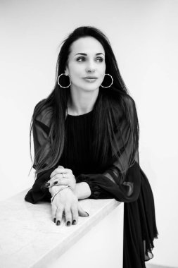 Zarif kadınların romantik bakışları, güzel mücevherler. Güzel bir bayanın atmosferik yaşam tarzı fotoğrafı. Güzel aksesuar.