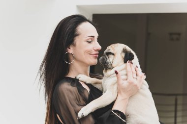 Zarif kadınların romantik bakışları, güzel mücevherler. Güzel bir bayanın atmosferik yaşam tarzı fotoğrafı. Güzel aksesuar.