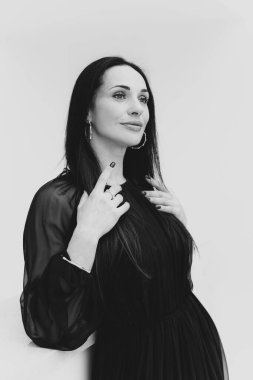 Zarif kadınların romantik bakışları, güzel mücevherler. Güzel bir bayanın atmosferik yaşam tarzı fotoğrafı. Güzel aksesuar.