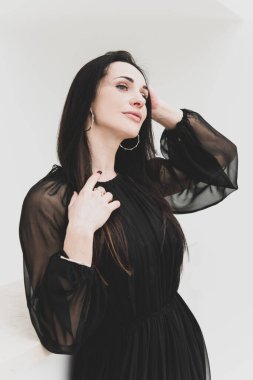 Zarif kadınların romantik bakışları, güzel mücevherler. Güzel bir bayanın atmosferik yaşam tarzı fotoğrafı. Güzel aksesuar.