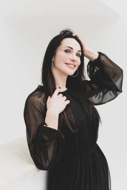 Zarif kadınların romantik bakışları, güzel mücevherler. Güzel bir bayanın atmosferik yaşam tarzı fotoğrafı. Güzel aksesuar.