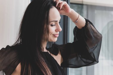 Zarif kadınların romantik bakışları, güzel mücevherler. Güzel bir bayanın atmosferik yaşam tarzı fotoğrafı. Güzel aksesuar.