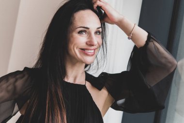 Zarif kadınların romantik bakışları, güzel mücevherler. Güzel bir bayanın atmosferik yaşam tarzı fotoğrafı. Güzel aksesuar.