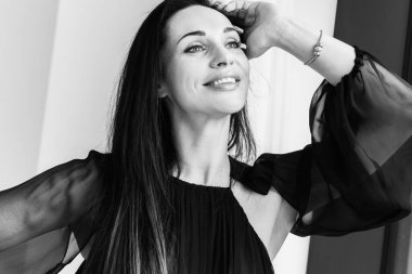 Zarif kadınların romantik bakışları, güzel mücevherler. Güzel bir bayanın atmosferik yaşam tarzı fotoğrafı. Güzel aksesuar.