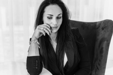 Zarif kadınların romantik bakışları, güzel mücevherler. Güzel bir bayanın atmosferik yaşam tarzı fotoğrafı. Güzel aksesuar.