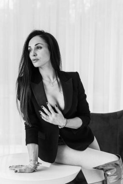 Zarif kadınların romantik bakışları, güzel mücevherler. Güzel bir bayanın atmosferik yaşam tarzı fotoğrafı. Güzel aksesuar.