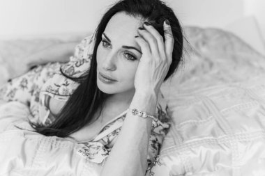 Zarif kadınların romantik bakışları, güzel mücevherler. Güzel bir bayanın atmosferik yaşam tarzı fotoğrafı. Güzel aksesuar.