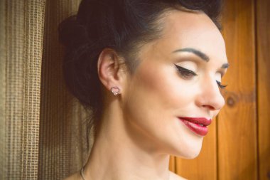 Zarif kadınların romantik bakışları, güzel mücevherler. Güzel bir bayanın atmosferik yaşam tarzı fotoğrafı. Güzel aksesuar.