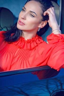 Zarif kadınların romantik bakışları, güzel mücevherler. Güzel bir bayanın atmosferik yaşam tarzı fotoğrafı. Güzel aksesuar.