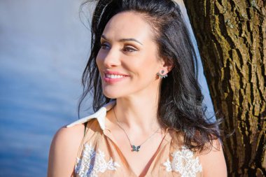 Zarif kadınların romantik bakışları, güzel mücevherler. Güzel bir bayanın atmosferik yaşam tarzı fotoğrafı. Güzel aksesuar.