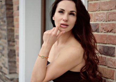 Zarif kadınların romantik bakışları, güzel mücevherler. Güzel bir bayanın atmosferik yaşam tarzı fotoğrafı. Güzel aksesuar.