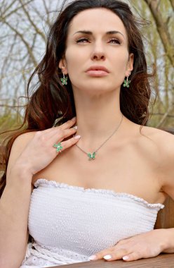 Zarif kadınların romantik bakışları, güzel mücevherler. Güzel bir bayanın atmosferik yaşam tarzı fotoğrafı. Güzel aksesuar.