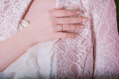 Düğün kavramı, evlenme teklifi, yüzüğü eline alması, duygularını açıklaması, seni seviyorum demesi, evlilik teklifi. 