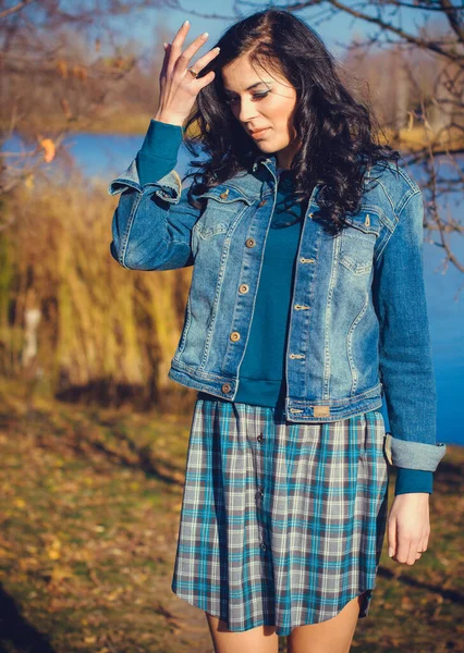 Herfst Modieuze Ideeën Vrouw Jeans Jas Geruite Jurk Moderne Mode — Stockfoto