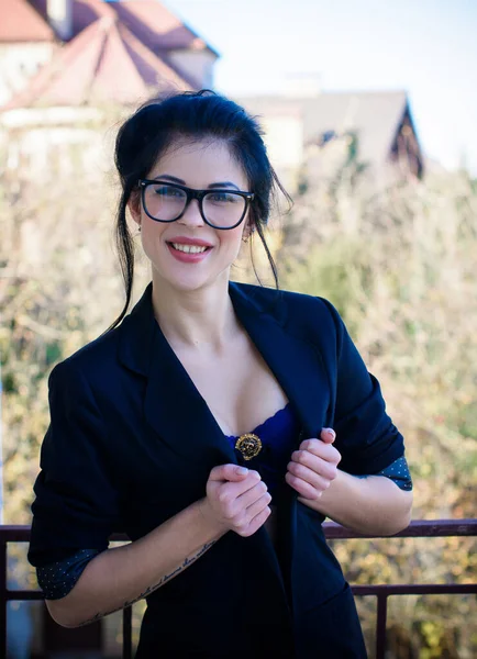 Imagen Una Sexy Mujer Negocios Con Sostén Chaqueta Con Gafas —  Fotos de Stock