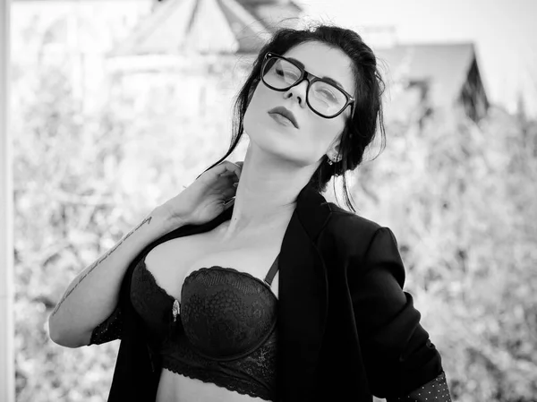 ブラと眼鏡をかけたジャケットにセクシーなビジネス女性のイメージ 日常生活の中でエロティシズムの概念 女性と魅力 見てのヴィンテージ要素 — ストック写真