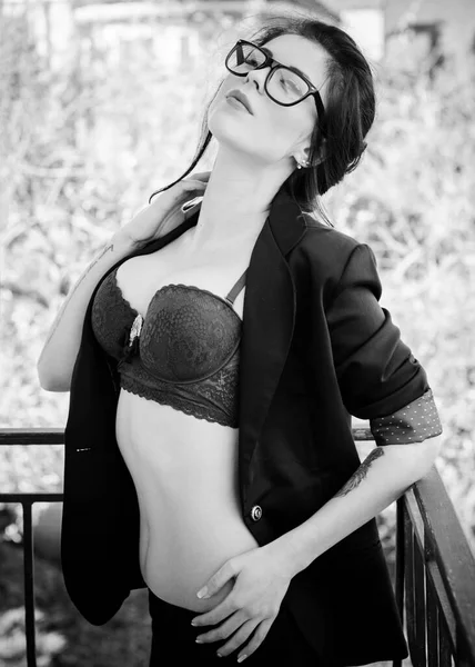 Imagen Una Sexy Mujer Negocios Con Sostén Chaqueta Con Gafas —  Fotos de Stock