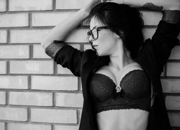 Sütyen Gözlüklü Ceketli Seksi Bir Kadını Resmi Günlük Yaşamda Erotizm — Stok fotoğraf