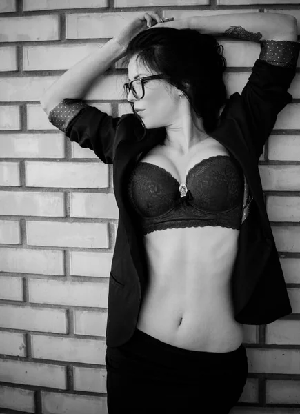 Sütyen Gözlüklü Ceketli Seksi Bir Kadını Resmi Günlük Yaşamda Erotizm — Stok fotoğraf