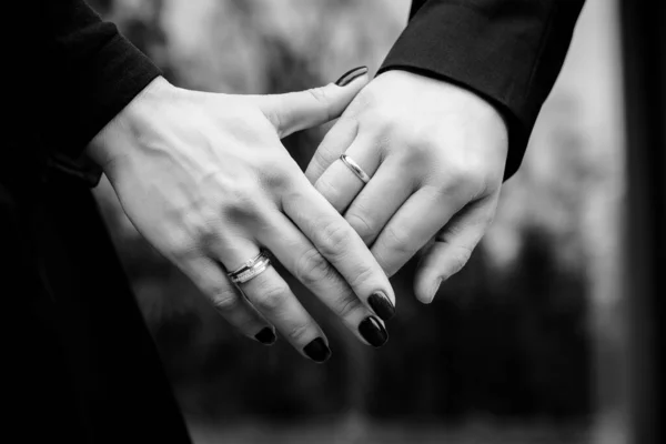 Konzept Der Hochzeit Heiratsantrag Ring Den Händen Der Seine Gefühle — Stockfoto