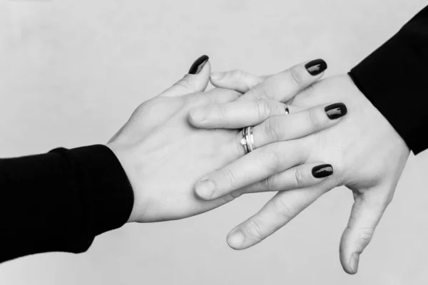 Conceito Casamento Propondo Casar Anel Nas Mãos Declarando Seus Sentimentos — Fotografia de Stock