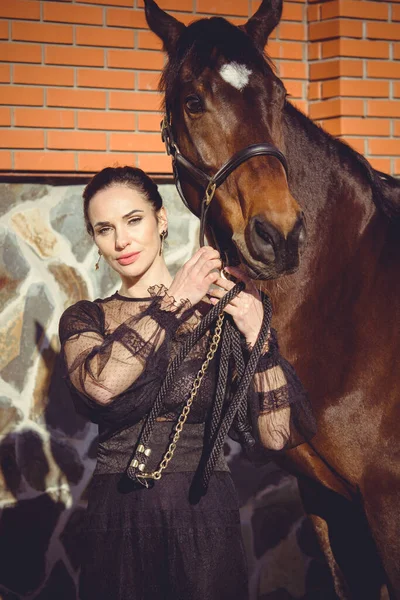 Een Elegante Ruiter Die Met Haar Paard Praat Portret Van — Stockfoto