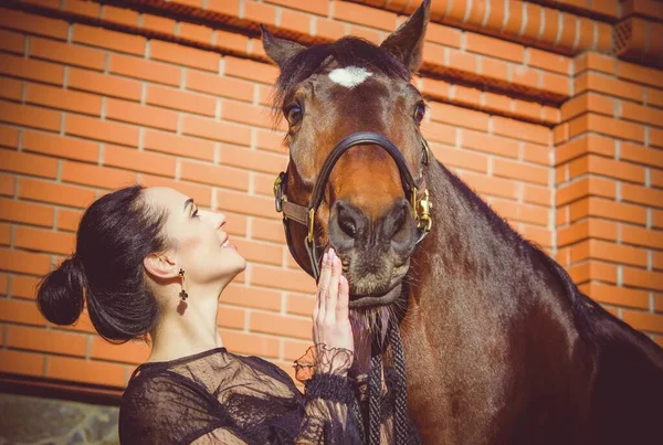 Elegancka Kobieta Rozmawiająca Koniem Portret Konia Kobietą Kapeluszu Koń Jeździecki — Zdjęcie stockowe