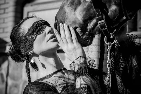 Een Elegante Ruiter Die Met Haar Paard Praat Portret Van — Stockfoto