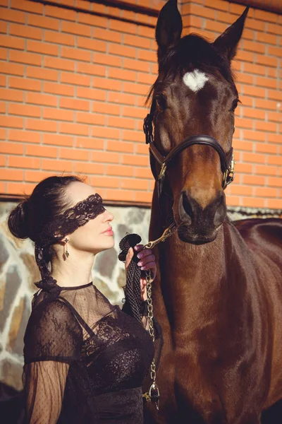 Een Elegante Ruiter Die Met Haar Paard Praat Portret Van — Stockfoto