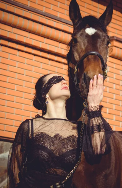Een Elegante Ruiter Die Met Haar Paard Praat Portret Van — Stockfoto