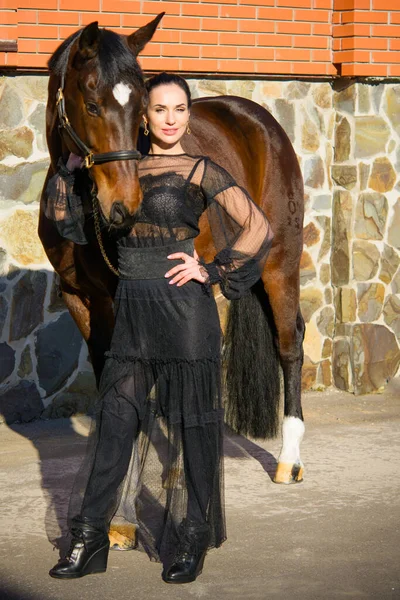 Cavaleiro Mulher Elegante Falando Com Seu Cavalo Retrato Andar Cavalo — Fotografia de Stock