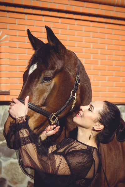Elegancka Kobieta Rozmawiająca Koniem Portret Konia Kobietą Kapeluszu Koń Jeździecki — Zdjęcie stockowe