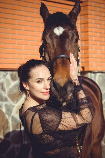 Een Elegante Ruiter Die Met Haar Paard Praat Portret Van — Stockfoto