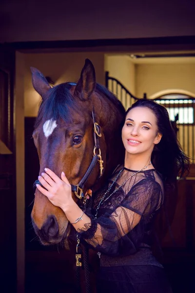 Een Elegante Ruiter Die Met Haar Paard Praat Portret Van — Stockfoto