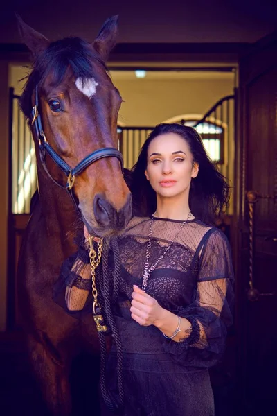 Een Elegante Ruiter Die Met Haar Paard Praat Portret Van — Stockfoto