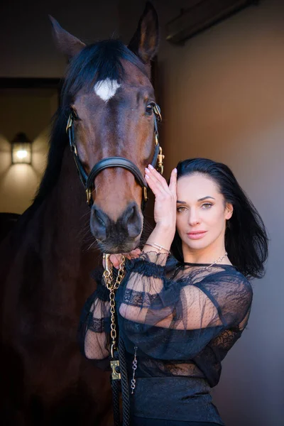 Een Elegante Ruiter Die Met Haar Paard Praat Portret Van — Stockfoto