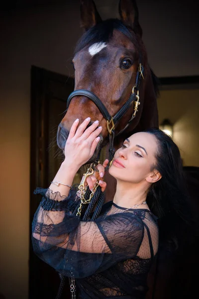 Een Elegante Ruiter Die Met Haar Paard Praat Portret Van — Stockfoto