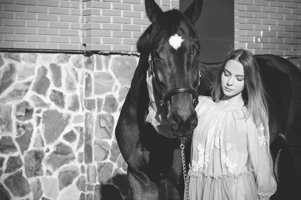 Jezdkyně Elegantní Žena Mluví Svým Koněm Portrét Jezdícího Koně Ženou — Stock fotografie