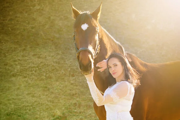 骑手优雅的女人和她的马说话 骑着马 头戴女帽的画像 马背上有骑手和老马厩的马术 — 图库照片
