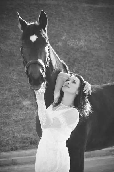 Rider Femeie Elegantă Vorbind Calul Portret Călărie Femeie Pălărie Cal — Fotografie, imagine de stoc