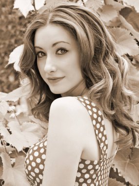 Tatil zamanı. Bahar - Yaz sezonu. Tatil ve seyahat zamanı. Kadın portresi güzel manzara.