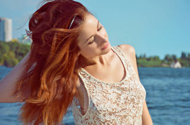 Tatil zamanı. Bahar - Yaz sezonu. Tatil ve seyahat zamanı. Kadın portresi güzel manzara.