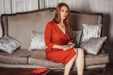 Büyülü eski özellikleri olan bir kadın. Mistik atmosfer, kızıl saçlı kadın, esrarengiz konsept, falcılık ve tahminler.