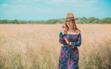 Sahadaki kadınlar sade hasır şapka giyer, pamuklu elbise giyer, kadın modası.