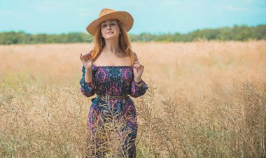 Sahadaki kadınlar sade hasır şapka giyer, pamuklu elbise giyer, kadın modası.